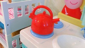 Рома и Диана Диана - заботливая мама, играющая с куклой Baby Born