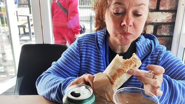 Шаверма из королевских креветок на берегу Балтийского моря, Зеленоградск смотреть онлайн