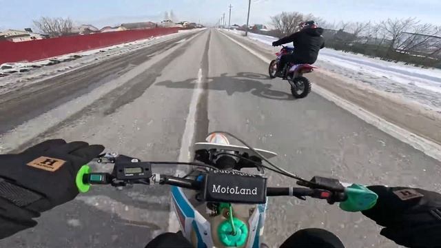 Заезд на питбайках Motoland TCX 125 VS APOLLO RXF 125 смотреть онлайн