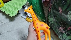 играем в резинового жирафика для малышей