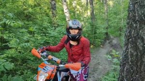Девушка на эндуро. 3-й раз за рулем. Покатушки в лесу.