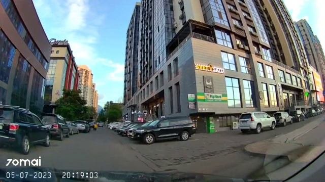 05.07.2023 Алматы Айманова Абая стоянка перед пешеходным п