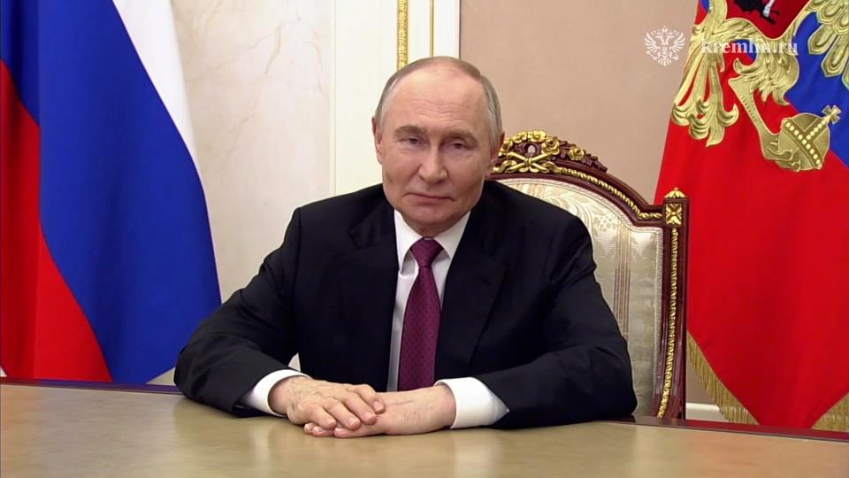 Путин поздравил "Комсомольскую правду" с юбилеем и поблагодарил за профессионализм