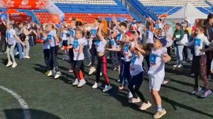 В Оренбурге стартовали детские забеги на 400 м и 1 км, а также инклюзивный забег.2025