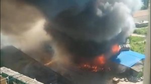 В Каменске-Шахтинском загорелась кровля складского помещения