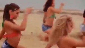 У девчонок ветерок дует-дует между ног. Весёлая песня, просто отдохнуть