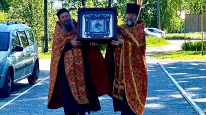 Встреча Чудотворной Казанская Жадовской иконы Божией Матери у ворот храма