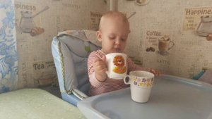малыш пьет чай из кружки в 1.5 года
