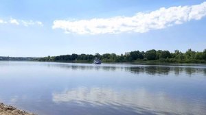 24-05-2025 Жара. Плывёт по речке прогулочный катер