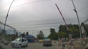 Железнодорожный переезд со шлагбаумом в Винзили/Railway c