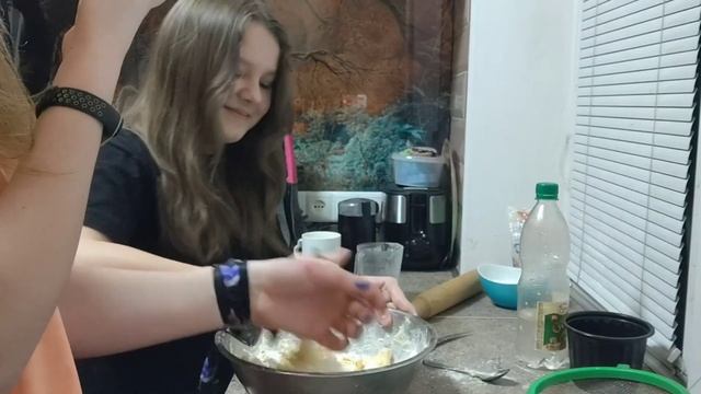 Готовим печенье ,но мы связали руки друг друга