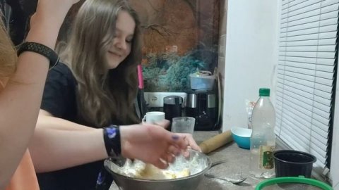 Готовим печенье ,но мы связали руки друг друга