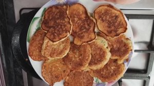 Что приготовить из кабачков  Оладушки из кабачков. Один кабачок и два яйца накормят всю семью.