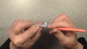 Пучок из пяти столбиков с двумя накидами из одной петли