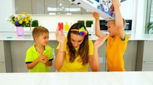 Влад и Никита Влад и Никита играют с радиоуправляемыми машинками и роботами