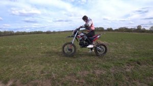 девчонка учится ездить на мотоцикле BSE 125PH