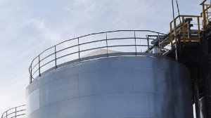 Емкость с кислотой повреждена после атаки ВСУ на предприятие в Новомосковске