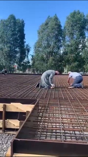 Завершающий этап перед заливкой фундамента - вязка ар? смотреть онлайн