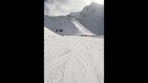 Катание на лыжах в горах.