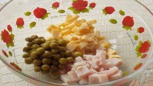Куриный рулет с ветчиной и сыром