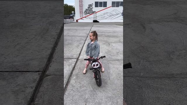 Маленькая Лера, и ее первый опыт на двух колесах. Элект смотреть онлайн