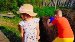 Жизнь в Деревне/  Привезли чернозем/  Работа кипит и все при делах😄