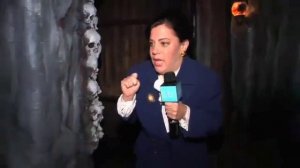 Репортерша в комнате страха