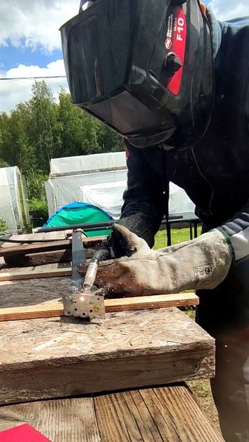 Как сделать приварить пластину опоры перилы лесницы ?) смотреть онлайн