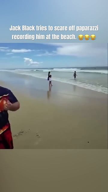 Jack Black scares off paparazzi recording him at Gold Coast beach.