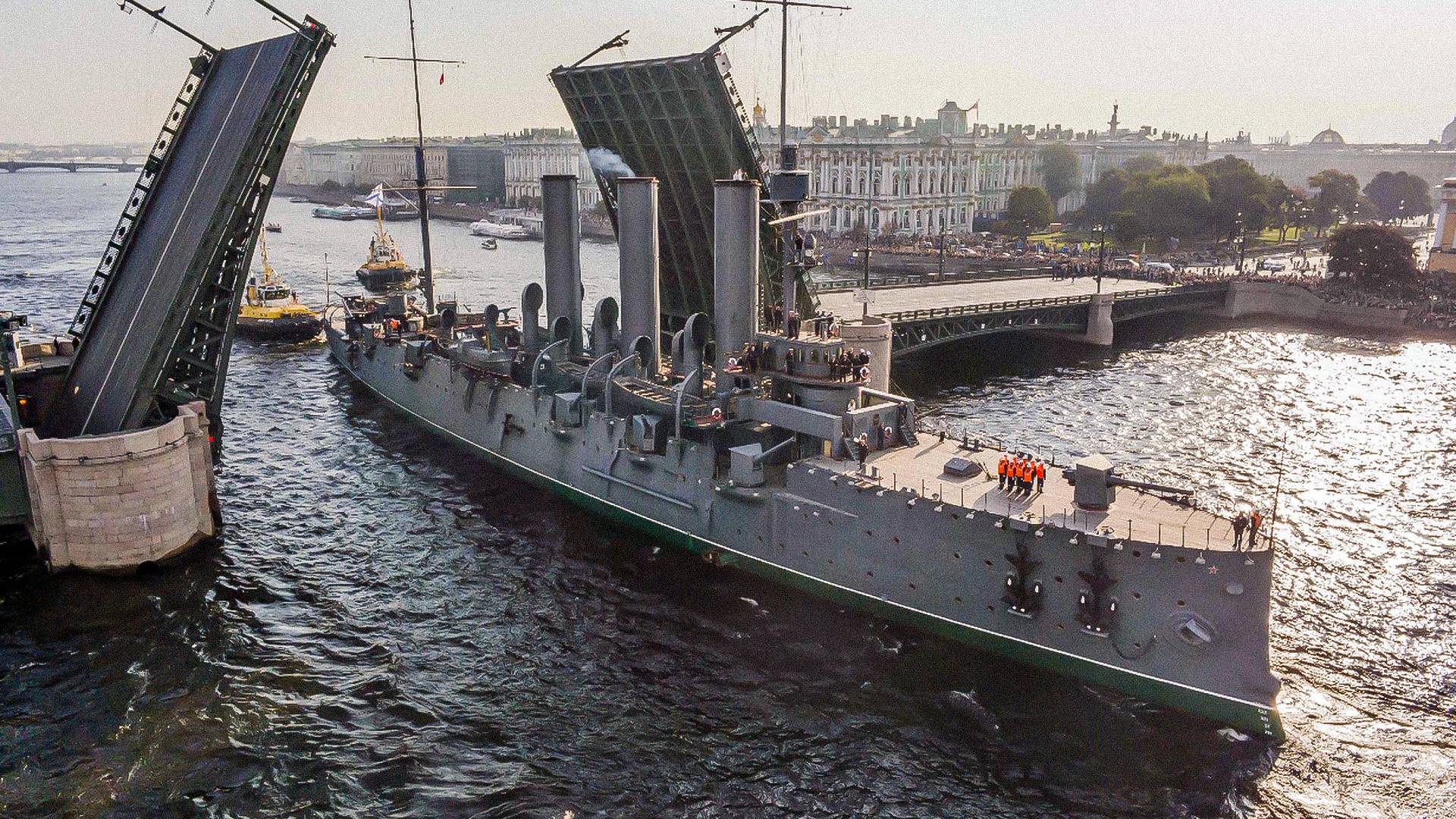 Служба на «Авроре»: как устроен главный корабль российского флота?