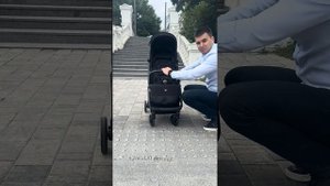 Легкая прогулочная коляска с автоматическим складыва