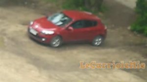 Популярная красная машина в загородной местности