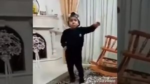 Танцующий мальчик очень круто танцует