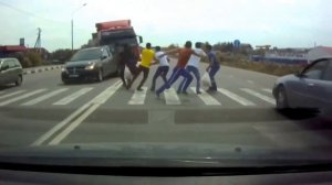 жесть Грузовик раздавил толпу пешеходов