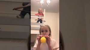 Надуваем шарики на День Рождения Папы