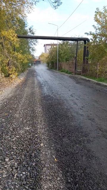 КамАЗ проехал проливая битум на щебень на ул. Коммунис смотреть онлайн