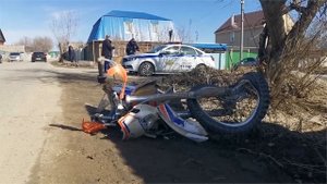 Бесправный питбайкер влетел в Тигуан