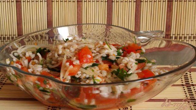 Сытный салат с перловкой и помидорами