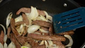 Говядина с помидорами тушеная