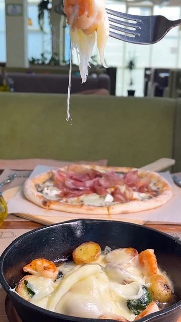 Сыр Раклет запечённый с креветками, картофелем и шпинатом смотреть онлайн