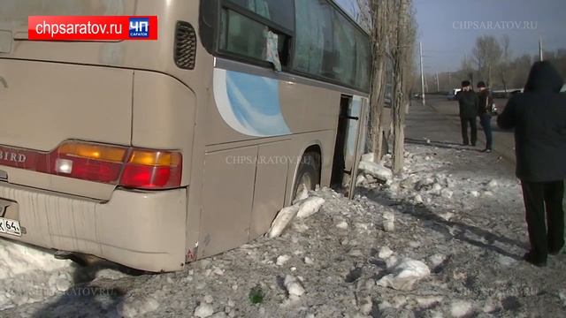 ЧП-САРАТОВ. АВТОБУС УЛЕТЕЛ С ДОРОГИ У ШЛЮЗОВОГО МОСТА ? смотреть онлайн