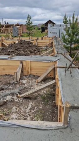 В этом видео мы демонстрируем процесс бетонирования фундамента.