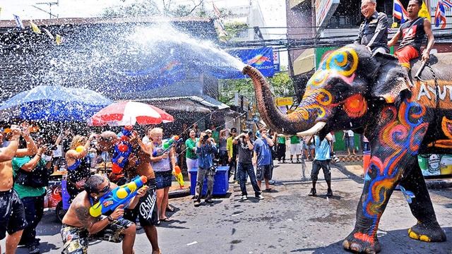 КОГДА ПРАЗДНОВАТЬ НОВЫЙ ГОД ЕСЛИ ТЫ НА РАБОТЕ смотреть онлайн