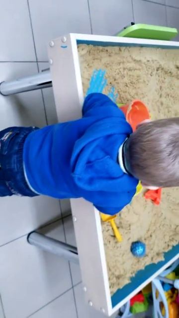 песком – занятие, которое нравится взрослым и детям) 1 смотреть онлайн