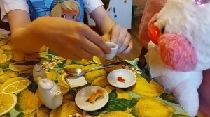 Уточка лалафанфан Лили вкусно ужинает!🦆🥗🍞☕🍪