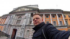 Эрмитаж настолько огромен, тут надо рядом жить