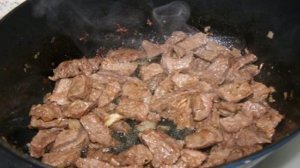 Говядина с огурцами солеными