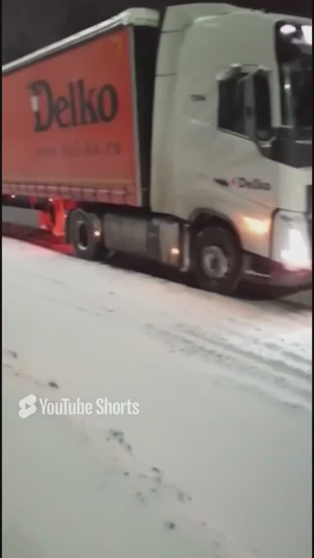 Не бросай товарища. Зима близко. #short #делко #дальнобой #маэстротрассы #зима