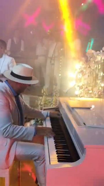 Вячеслав Явкин (Голос 10), Марфа Савченко, TruePartyBand и Пётр Андреев в Гранд Отель Европа смотреть онлайн