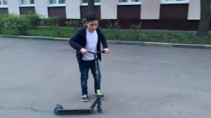 Самые первые трюки на трюковом самокате: прыжки и разв